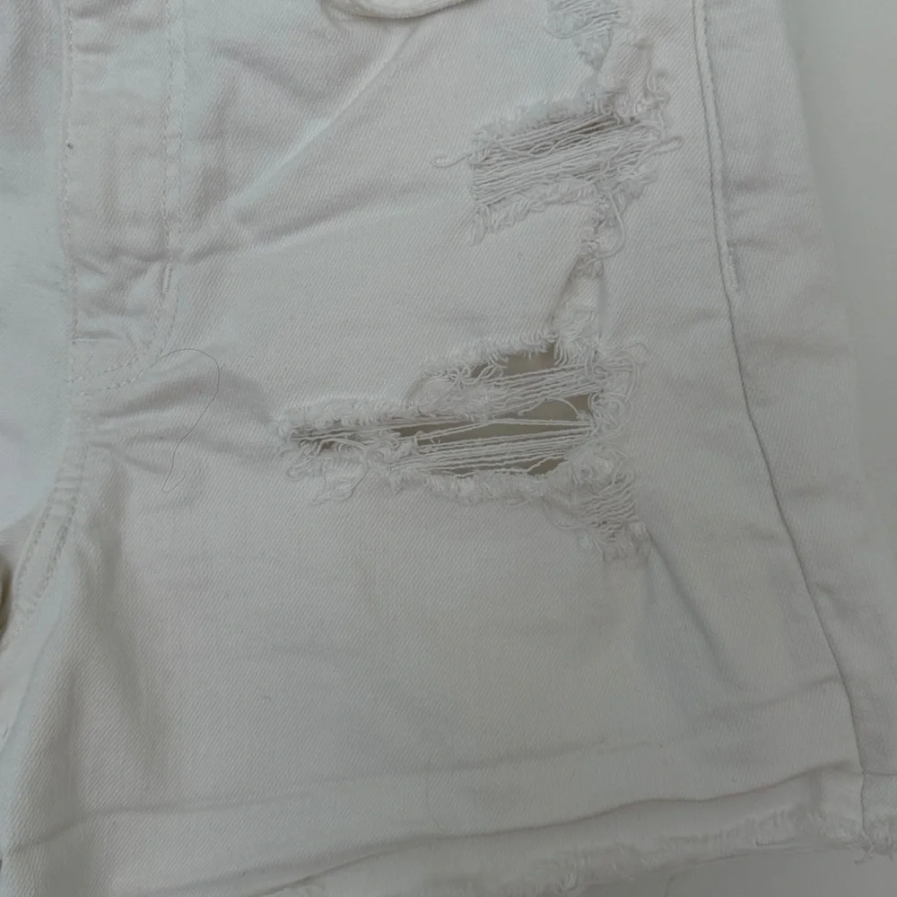 American Eagle White Distressed High Waisted Denim Shorts Size 2 Cut Off Boho